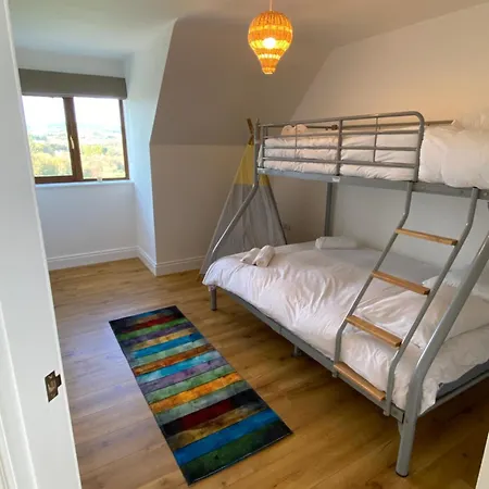 Nyaraló 5-bedroom House Close To Beach